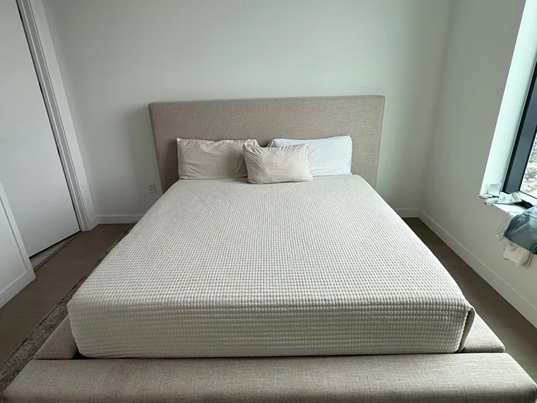 Guest bedroom turnover-ready by Bellevue Clean