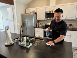 Professional construction cleaning services in Bellevue by bellevuecleans, showcasing a sparkling clean kitchen countertop after renovation.